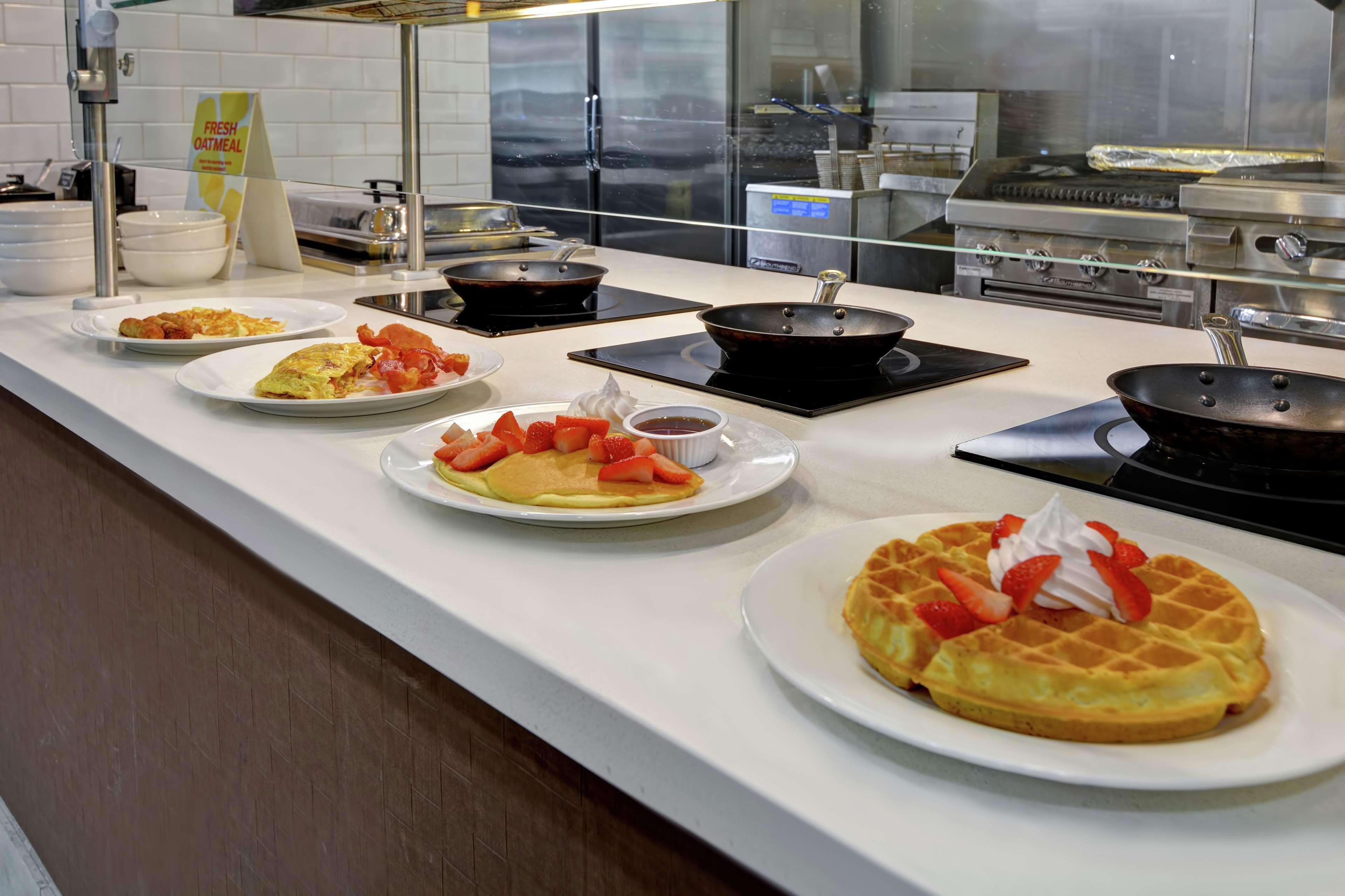 Hilton Garden Inn And Fayetteville Convention Center Экстерьер фото